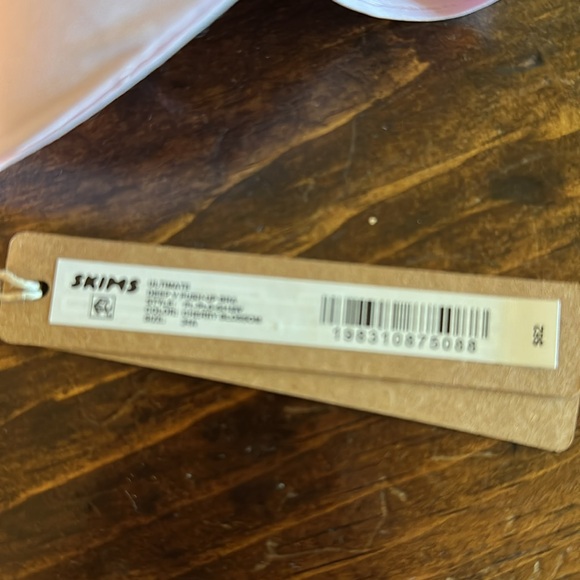 SKIMS Ultimate Deep Plunge Push Up Bra Size 34A - Picture 5 of 6